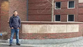 De las últimas fotos que el exmunícipe de Campeche subió a sus redes sociales fue donde aparece junto al letrero de la Universidad de Harvard