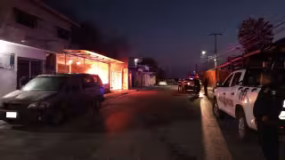 Misterioso incendio arrasa con carro fúnebre dentro de predio en Champotón