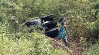 Conductor termina en la maleza tras salirse de la carretera en Baca, Yucatán