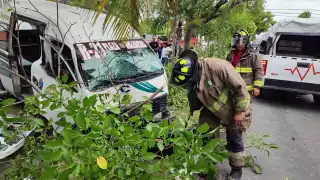 Al lugar llegaron al menos tres ambulancias particulares para auxiliar a los lesionados