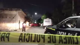 Los vecinos reportaron al número de emergencias 911, que había una persona herida por arma de fuego al interior de su auto