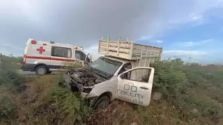 El frente de la camioneta de una empresa maderera quedó destrozado
