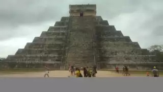 El titular del INAH indicó que los turistas que violen la ley federal serán castigados con multas o llevados a prisión.