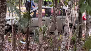 Automóvil con trabajadores termina fuera de la carretera tras derrapar en Aldea Zamá de Tulum