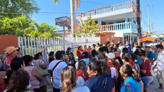 Padres protestan en Pomuch por falta de climas en primaria Pablo García
