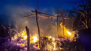 Fuego devora humilde hogar en Champotón; origen sería quema de basura   