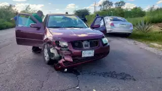 Los dos vehículos resultaron con graves daños