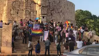 Miembros de la comunidad LGBT+ de Mérida protestan en el Monumento a la Patria