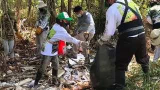 La basura contamina de gran manera el canal de agua a la laguna