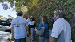 Muchos adultos mayores tuvieron que estar parados por horas