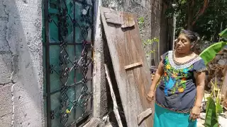 Los vidrios de las ventanas se rompieron debido a que la mujer lanzó piedras