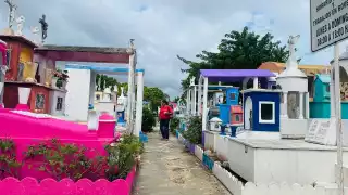 El cementerio de Xoclán recibe a cientos de personas