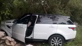 Camioneta pierde el control y se sale de la carretera en Baca, Yucatán