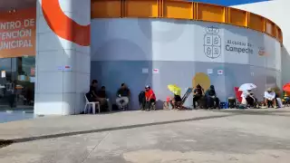 A las afueras del foro se puede ver la fila de campechanos