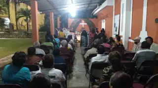 120 personas acudieron al rosario en la casa ejidal de Chocholá
