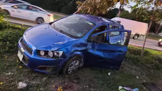 Conductora a exceso de velocidad termina sobre el camellón en el Blvd de Playa del Carmen