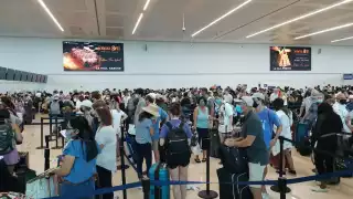 Largas filas y sin sana distancia se observaron hoy en el aeropuerto