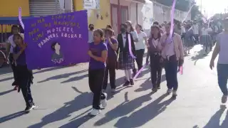 Estudiantes portaron carteles y globos morados por el 8M en Yucatán
