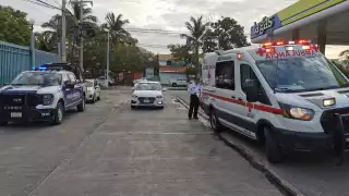 Joven ensangrentado genera asombro al llegar a gasolinera  de Campeche