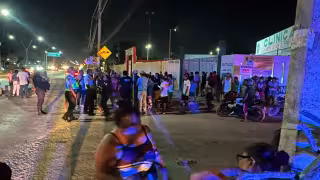 Bloquean avenida José López Portillo de Cancún por falta de energía eléctrica; 'ingeniero' pide dinero para reparar fallas