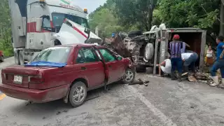 Conductor irresponsable ocasiona aparatoso choque en Escárcega; hay tres lesionados 