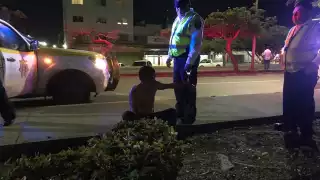 El presunto ladrón intentó escapar corriendo descalzo y sin camisa, aparentemente el hombre padece de sus facultades mentales