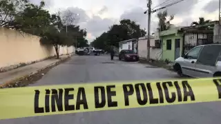 La policía acordonó el área cercana a la casa atacada