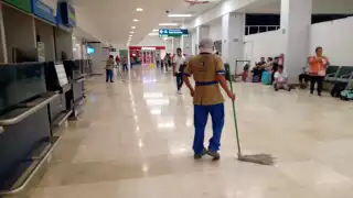 El personal de limpieza se mantiene secando la humedad tras la falta de aire acondicionado