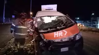 Los tripulantes de la unidad de transporte fueron rescatados, tras volcar a la altura de Puerto Morelos