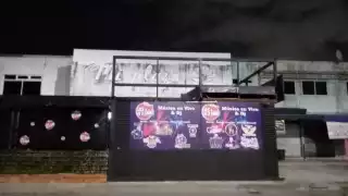 Tras el ataque armado al bar en Cancún, elementos policiacos acudieron al lugar, pero estaba cerrado; encontraros casquillos percutidos
