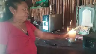 Las personas de la tercera edad conservan el hábito de rezar por el alma de sus difuntos