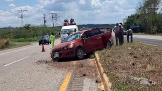 Explosión de llanta provoca volcadura en la Mérida-Campeche; abuela y menor resultan heridas