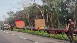 El tráiler es de una empresa que transporta material para la construcción