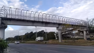 Puente peatonal en ruinas fastidia a vecinos de Puerto Morelos en Quintana Roo