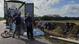 Antes de terminar volcado fuera de la carretera Mérida-Chetumal, el conductor derribó un poste de la CFE