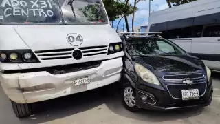 Aparatoso choque en Ciudad del Carmen: Camión urbano impacta a vehículo particular en Santa Isabel   