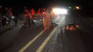 El motociclista lesionado fue trasladado al Hospital San Carlos para su atención.