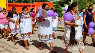 Sin importar la edad, las mujeres formaron sus contingentes y caminaron por las principales calles de sus poblaciones en Yucatán