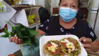 En el área de comidas del mercado se pueden saborear antojitos
yucatecos que incluyen esta planta