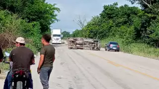 Aparatosa volcadura en carretera Escárcega-Xpujil deja a un hombre lesionado