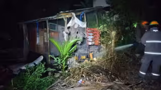 Detienen a joven tras presuntamente incendiar la casa de su vecino en Chiná