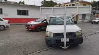 Camioneta choca al salir en reversa y bloquea la circulación en Ciudad del Carmen
