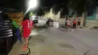 Vecinos de Ampliación Revolución, en Campeche, cierran calles por falta de energía eléctrica