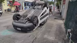 A consecuencia del choque la camioneta se volcó y el automóvil quedó atravesado en la calle