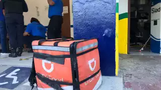 A consecuencia del golpe la menor cayó al pavimento al igual que el motociclista