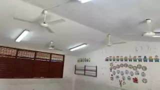 El Ifeqroo indicó que, luego de rehabilitar las escuelas, los ladrones regresan para llevarse cableado y material recién instalado