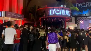 Desde los disfraces típicos de calavera, diablos o ángeles, los visitantes llegaban en compañía de familiares y amigos