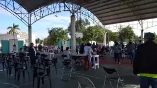 Los maestros que han acudido a vacunarse esperan en filas con sus documentos para registrarse y les apliquen la vacuna