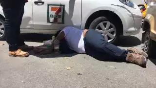 Conductora inexperta de "7 Eleven" choca contra un mototaxi en Cancún