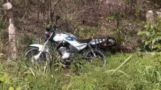 La motocicleta junto a su conductor terminaron 10 metros dentro de la maleza
